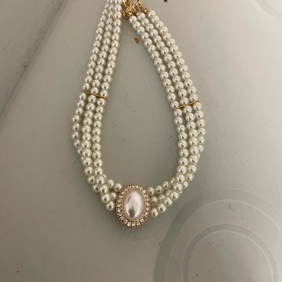 Elegant Pearl Necklace with Gold Accents - Picture 1 of 8